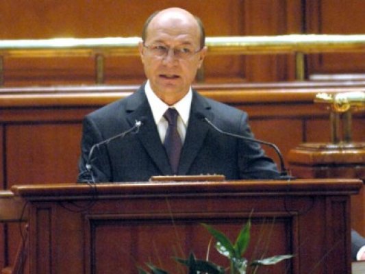 Băsescu vorbeşte despre reîntregirea salariilor, după multiple avertismente despre populism